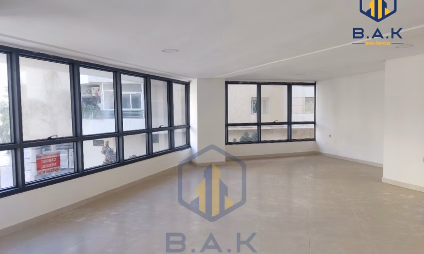 مكتب للإيجار في الطابق الأول