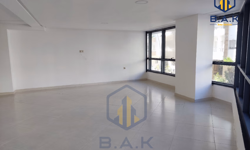 مكتب للإيجار في الطابق الأول