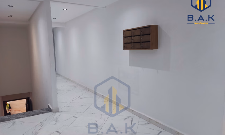 مكتب للإيجار في الطابق الأول