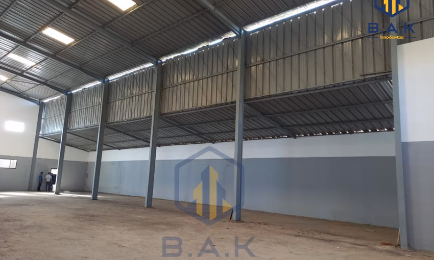 مبنى صناعي للبيع مع موقف سيارات مبنى صناعي للبيع مع موقف سيارات