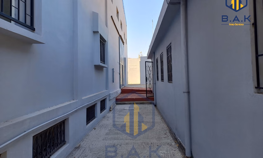 مبنى صناعي للبيع مع موقف سيارات مبنى صناعي للبيع مع موقف سيارات