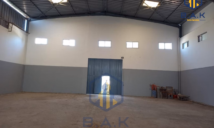 مبنى صناعي للبيع مع موقف سيارات مبنى صناعي للبيع مع موقف سيارات