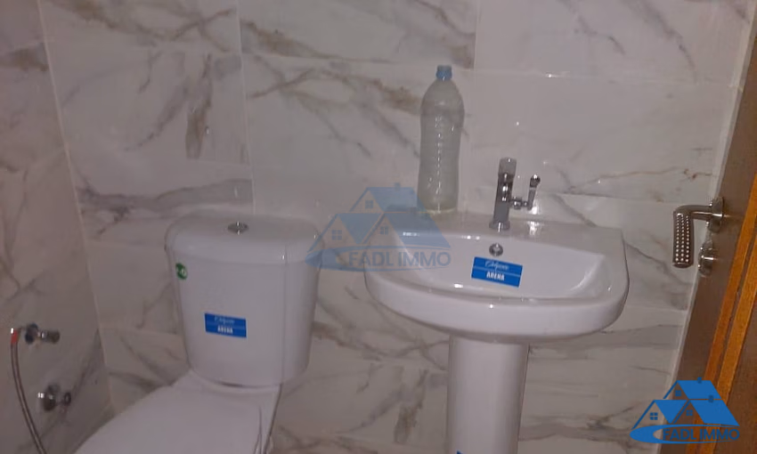 مكتب جديد للإيجار في الطابق الأول