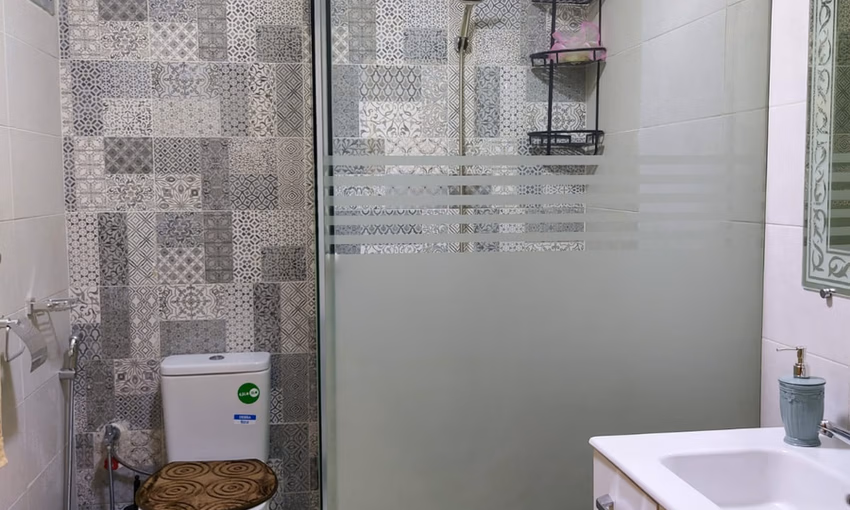 شقة للإيجار مع شرفة في الطابق الرابع