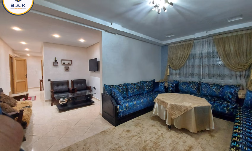 شقة للإيجار مع شرفة في الطابق الرابع