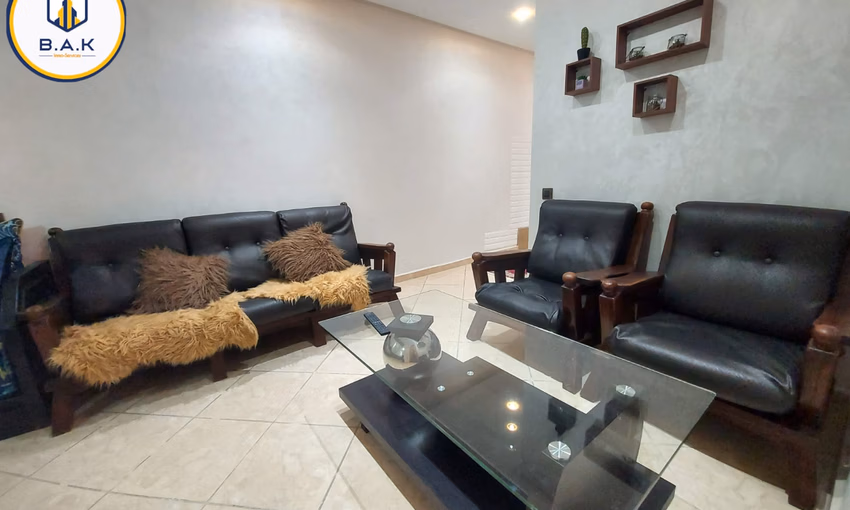 شقة للإيجار مع شرفة في الطابق الرابع