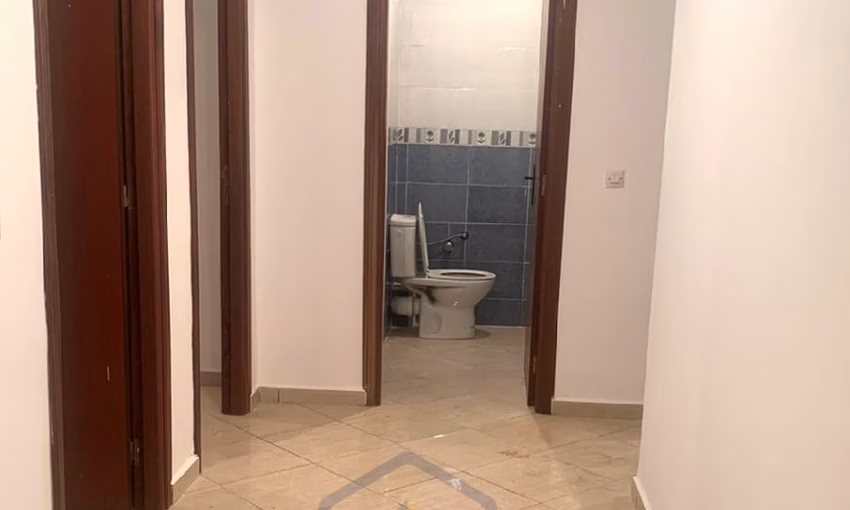 شقة للبيع مع شرفة في الطابق الثالث