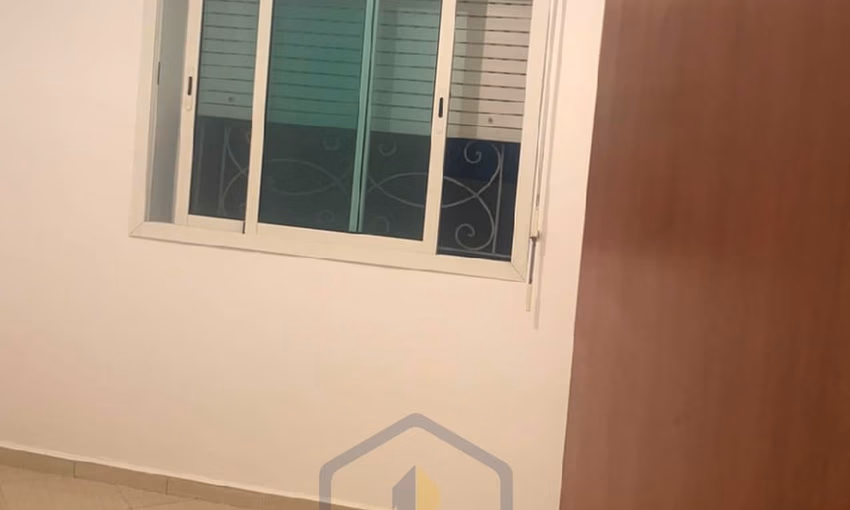 شقة للبيع مع شرفة في الطابق الثالث