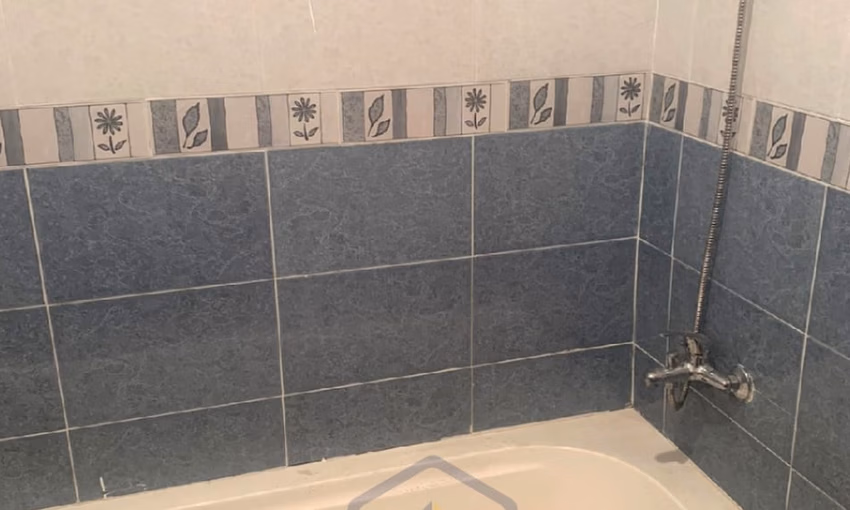 شقة للبيع مع شرفة في الطابق الثالث