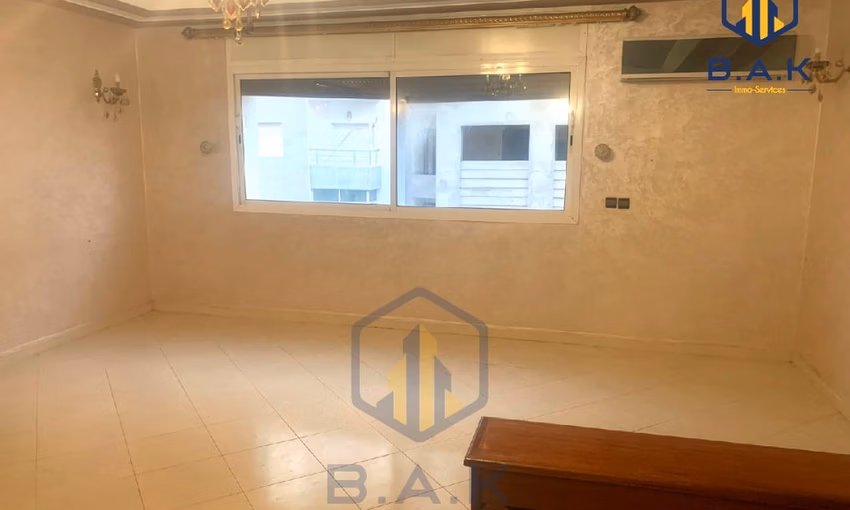 شقة للبيع مع شرفة في الطابق الثالث