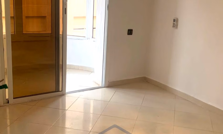 شقة للبيع مع شرفة في الطابق الثالث شقة للبيع مع شرفة في الطابق الثالث