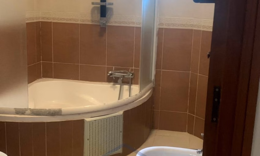 شقة للبيع مع شرفة في الطابق الثالث شقة للبيع مع شرفة في الطابق الثالث