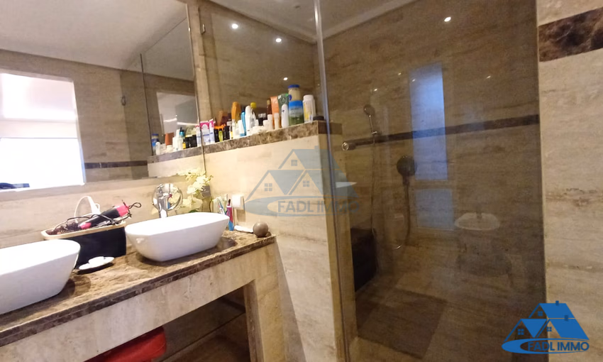 Villa à vendre avec terrasse et deux étages