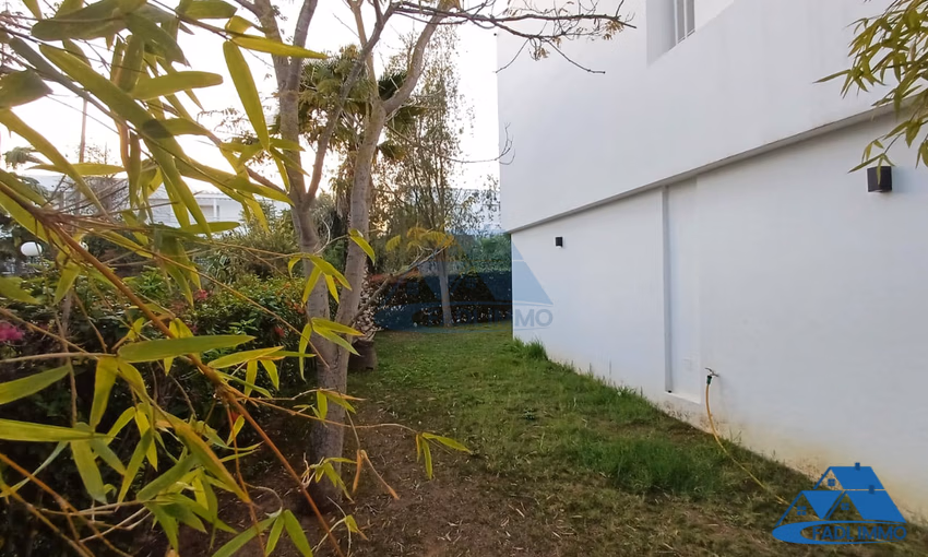 Villa à vendre avec terrasse et deux étages