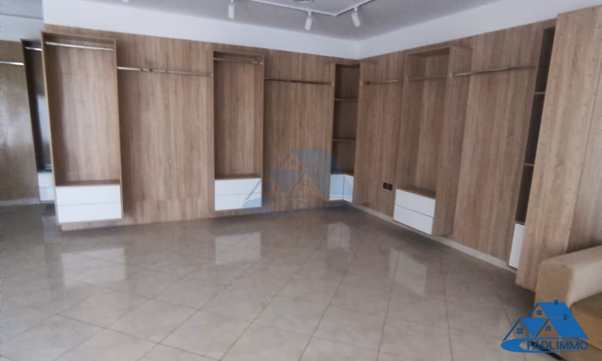 Bureau à louer avec terrasse au premier étage