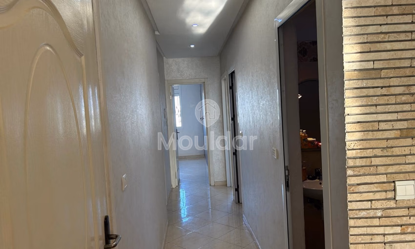 شقة للشراء مع شرفة في الطابق الثالث