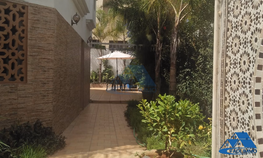 Villa for sale with garden and three floors Villa for sale with garden and three floors