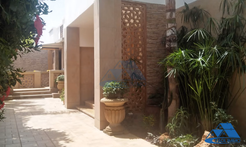 Villa for sale with garden and three floors Villa for sale with garden and three floors