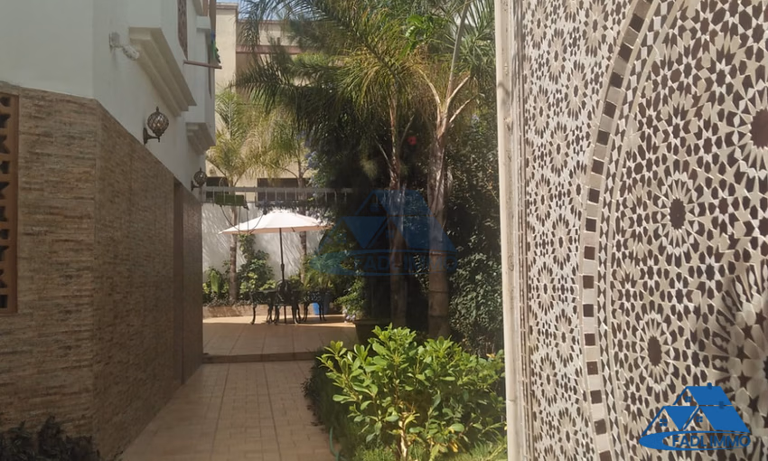 Villa for sale with garden and three floors Villa for sale with garden and three floors