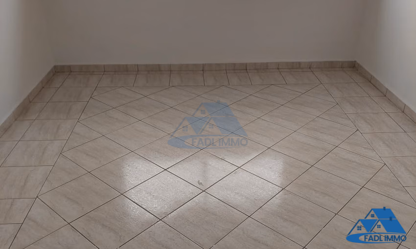 Maison à vendre avec terrasse et quatre étages Maison à vendre avec terrasse et quatre étages