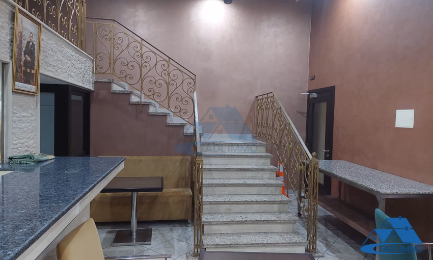 Maison à vendre avec terrasse et quatre étages Maison à vendre avec terrasse et quatre étages