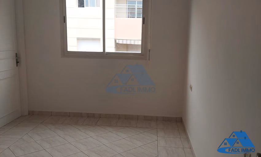 Maison à vendre avec terrasse et quatre étages Maison à vendre avec terrasse et quatre étages