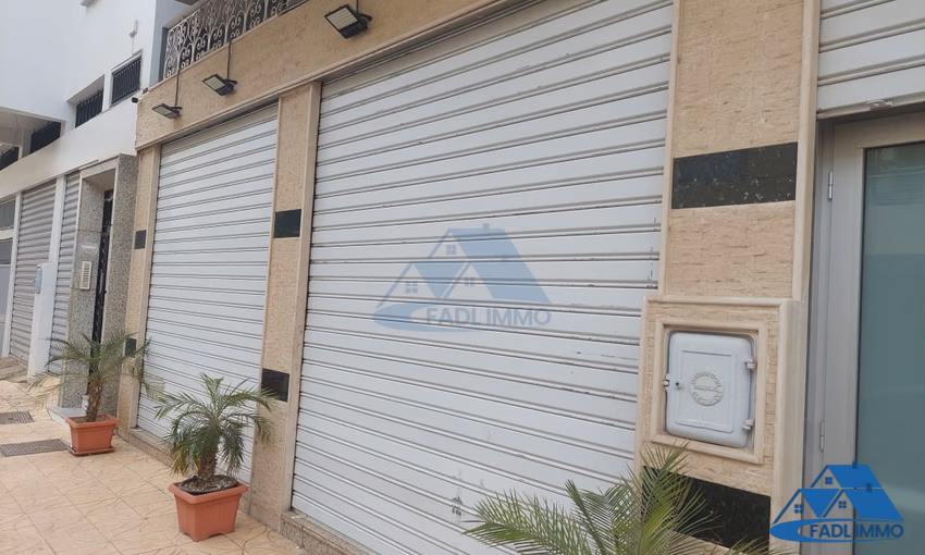 Maison à vendre avec terrasse et quatre étages Maison à vendre avec terrasse et quatre étages