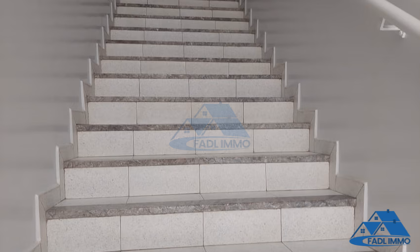 Maison à vendre avec terrasse et quatre étages Maison à vendre avec terrasse et quatre étages