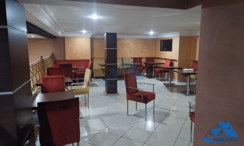 Maison à vendre avec terrasse et quatre étages Maison à vendre avec terrasse et quatre étages