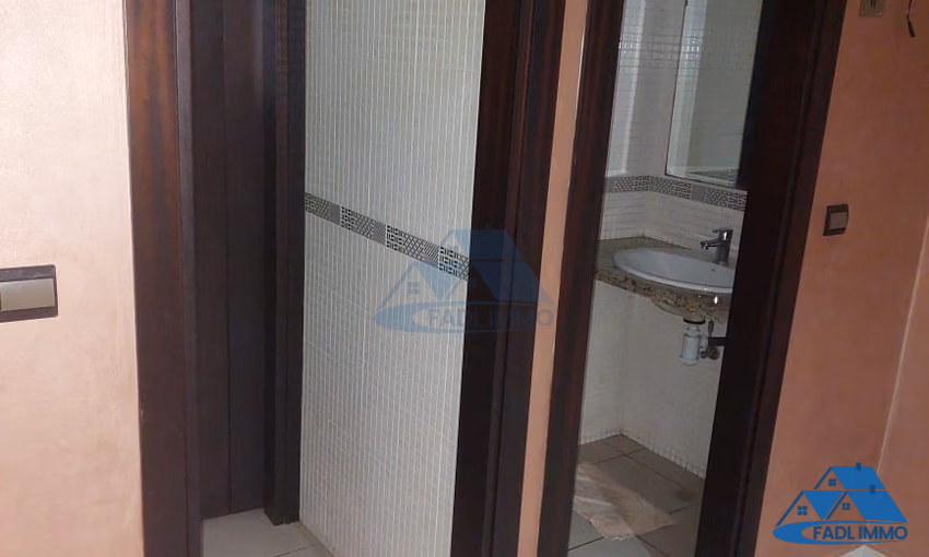 Maison à vendre avec terrasse et quatre étages Maison à vendre avec terrasse et quatre étages