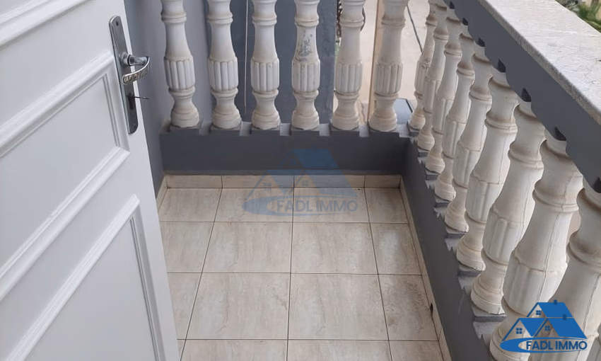 Maison à vendre avec terrasse et quatre étages Maison à vendre avec terrasse et quatre étages