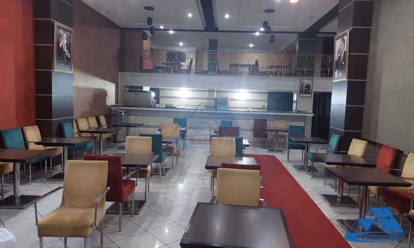 Maison à vendre avec terrasse et quatre étages Maison à vendre avec terrasse et quatre étages