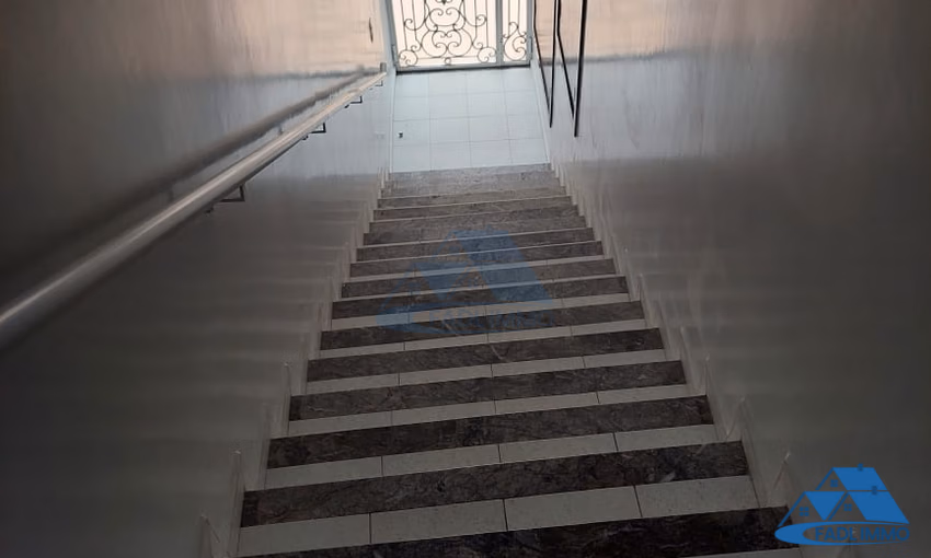 Maison à vendre avec terrasse et quatre étages Maison à vendre avec terrasse et quatre étages