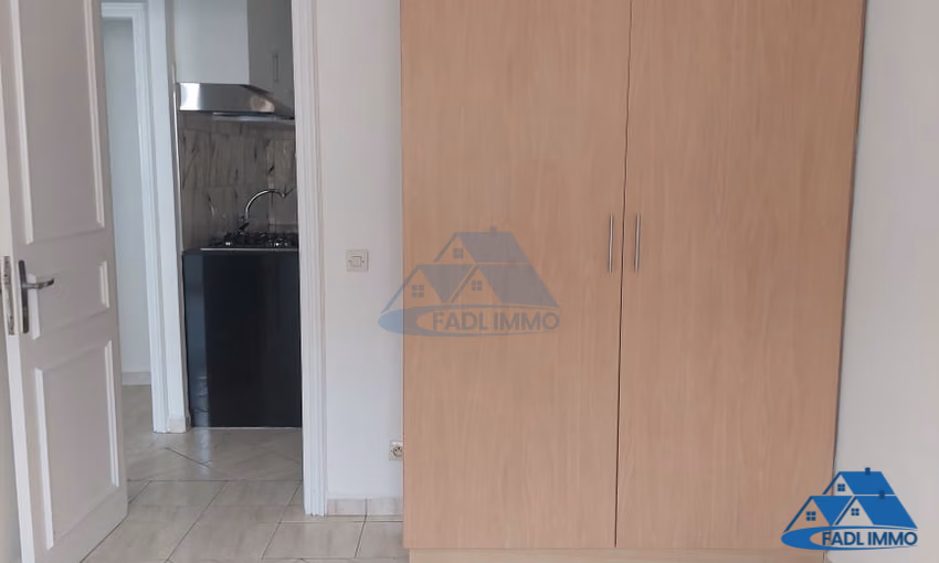 Maison à vendre avec terrasse et quatre étages Maison à vendre avec terrasse et quatre étages