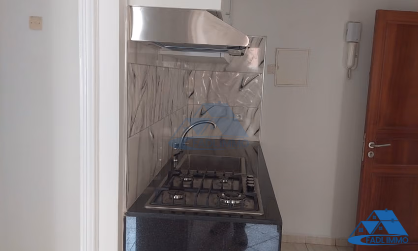 Maison à vendre avec terrasse et quatre étages Maison à vendre avec terrasse et quatre étages