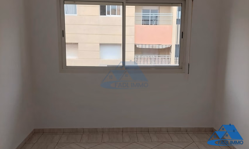 Maison à vendre avec terrasse et quatre étages Maison à vendre avec terrasse et quatre étages