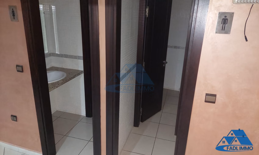 Maison à vendre avec terrasse et quatre étages Maison à vendre avec terrasse et quatre étages