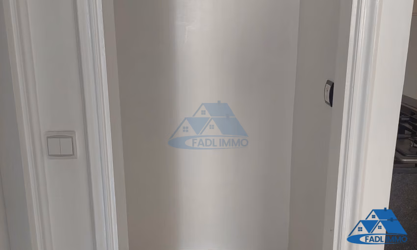 Maison à vendre avec terrasse et quatre étages Maison à vendre avec terrasse et quatre étages