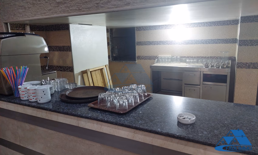 Maison à vendre avec terrasse et quatre étages Maison à vendre avec terrasse et quatre étages