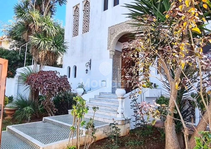 Villa à vendre - 3 chambres, 330 m² Villa à vendre - 3 chambres, 330 m²