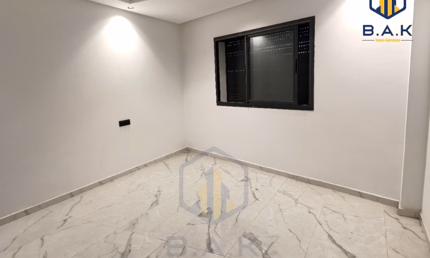 شقة للإيجار مع شرفة في الطابق الخامس شقة للإيجار مع شرفة في الطابق الخامس