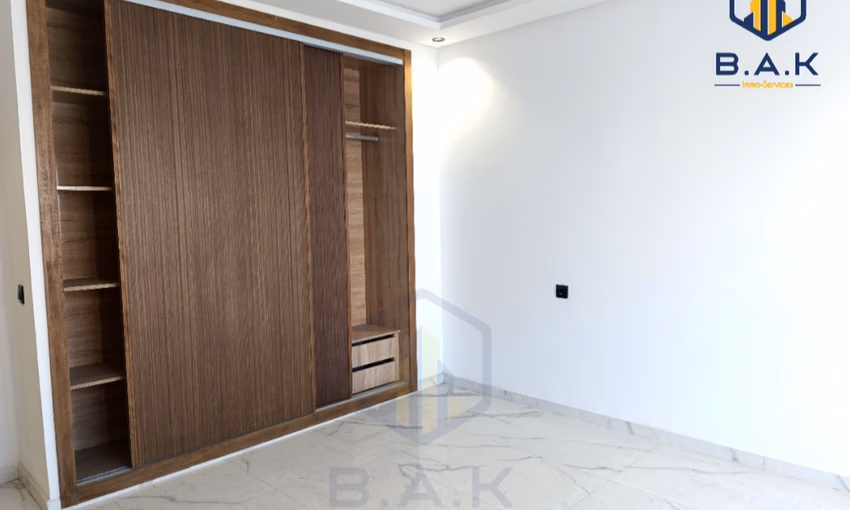 شقة للإيجار مع شرفة في الطابق الخامس شقة للإيجار مع شرفة في الطابق الخامس