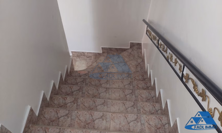 Maison à vendre avec terrasse et trois étages Maison à vendre avec terrasse et trois étages