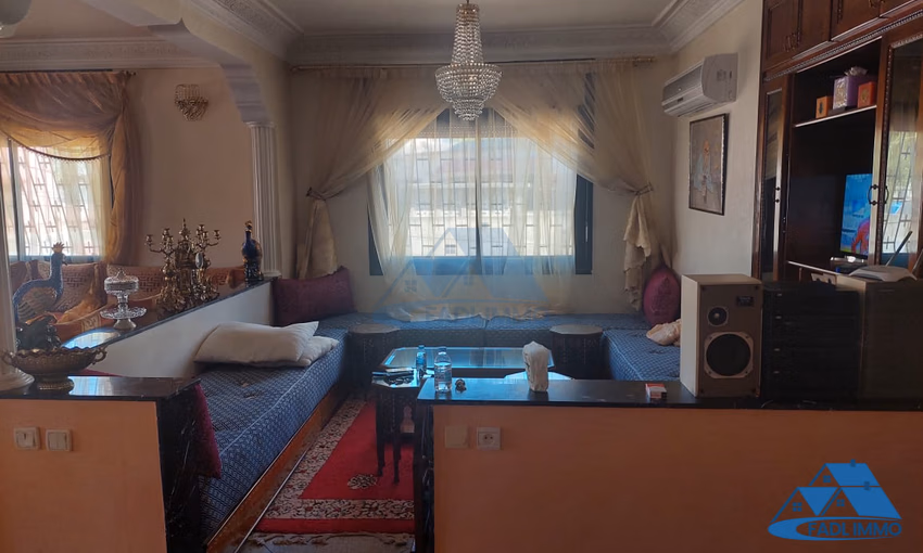 Maison à vendre avec terrasse et trois étages Maison à vendre avec terrasse et trois étages