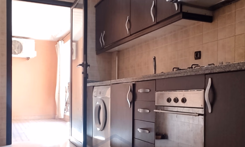 شقة للبيع مع تراس في الطابق الثالث