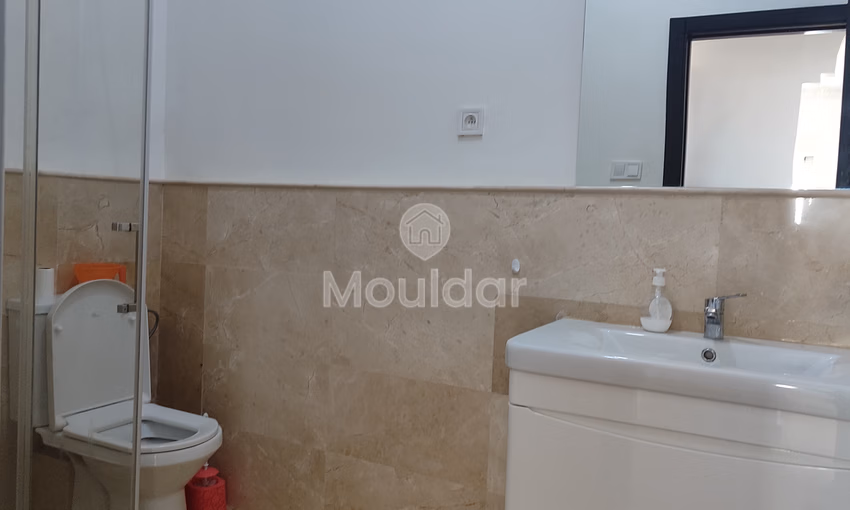 شقة للإيجار مع مسبح في الطابق الثاني