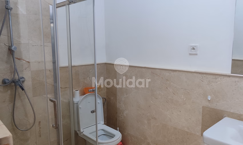 شقة للإيجار مع مسبح في الطابق الثاني