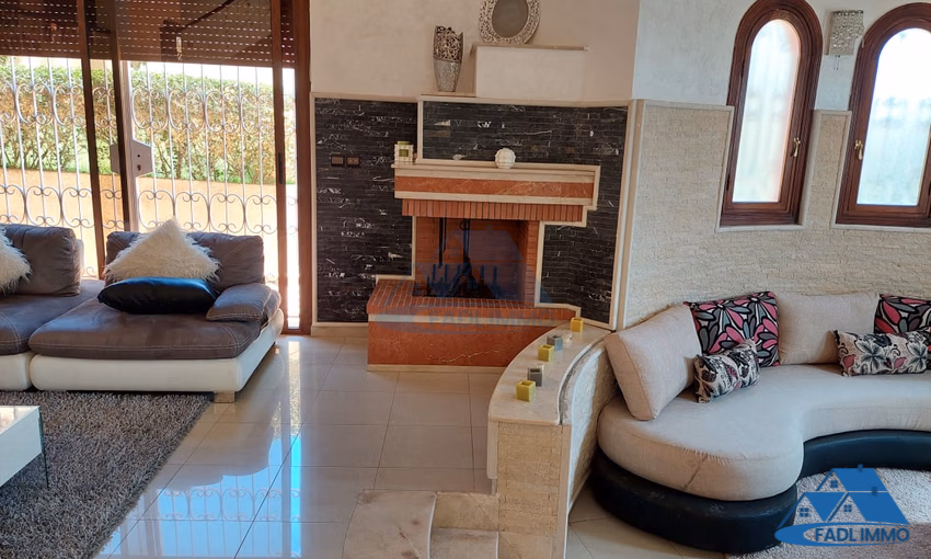 Villa à vendre avec terrasse et trois étages Villa à vendre avec terrasse et trois étages