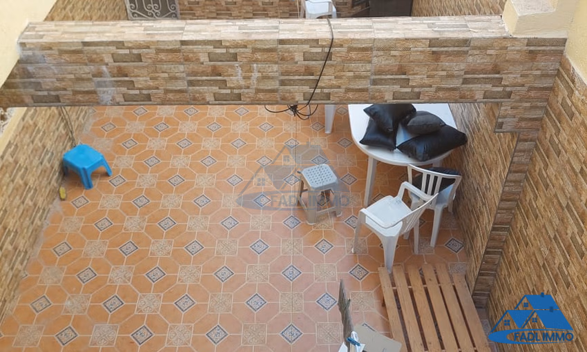 Villa à vendre avec terrasse et trois étages Villa à vendre avec terrasse et trois étages