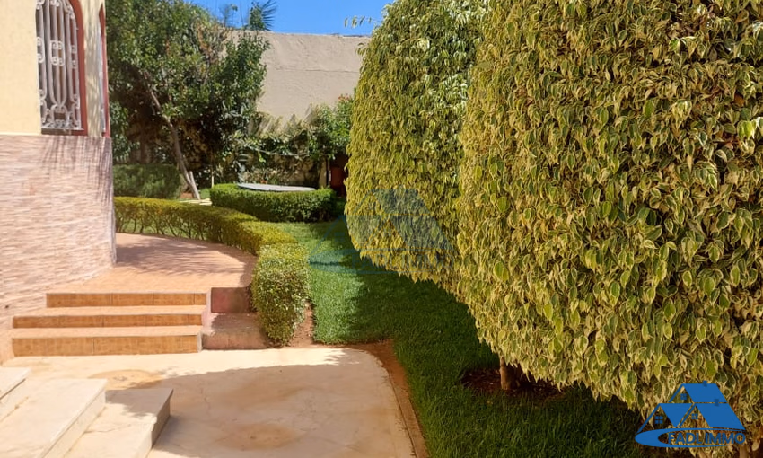 Villa à vendre avec terrasse et trois étages Villa à vendre avec terrasse et trois étages